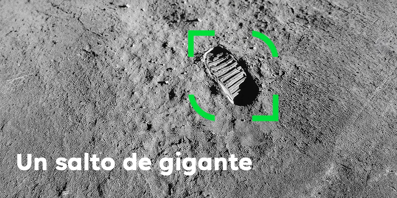 Huella de astronauta en la superficie lunar, destacada por un marco verde rectangular superpuesto. El suelo alrededor presenta un terreno irregular y polvoriento característico de la Luna.
