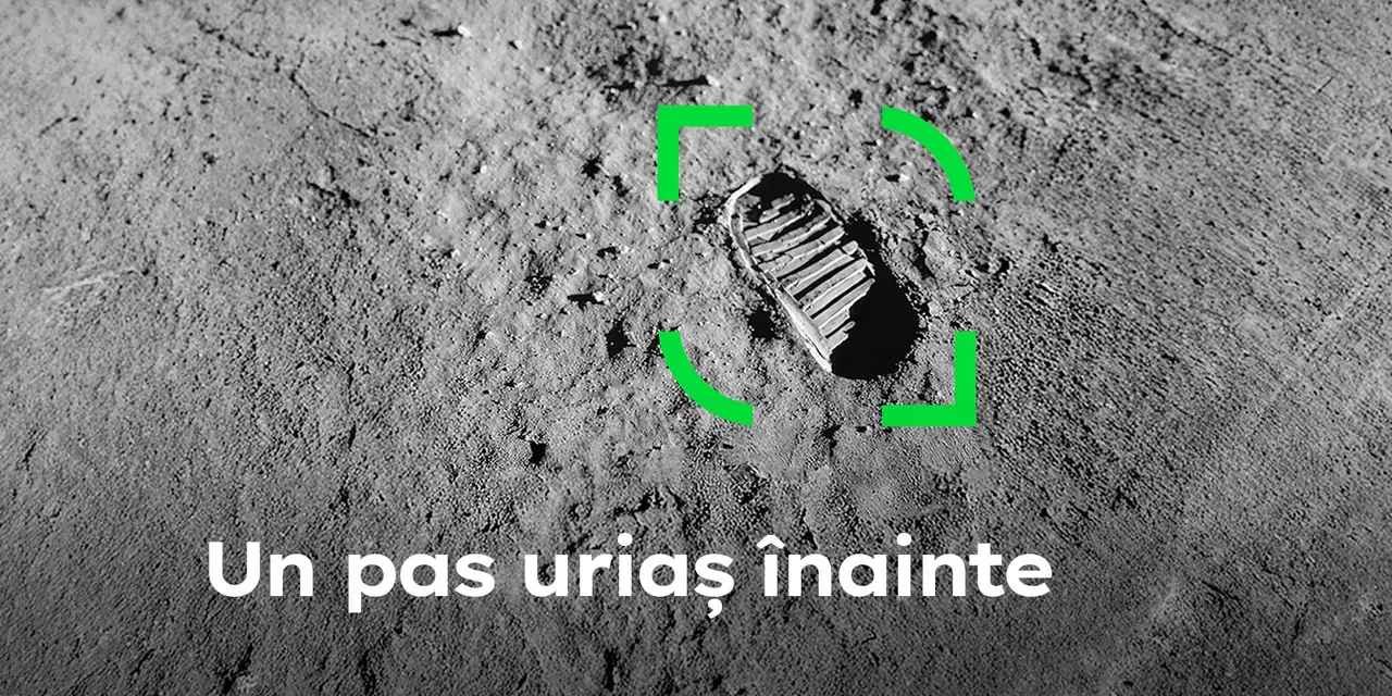 Amprentă a unui bocanc pe suprafața prăfuită a Lunii, evidențiată de un chenar verde; text dedesubt: „Un pas uriaș înainte”.