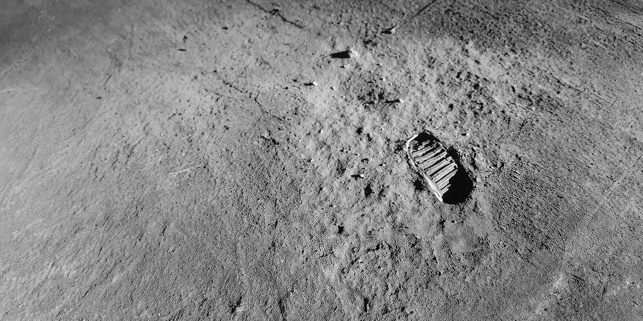 Ślad astronauty na Księżycu – symbol historycznego kroku naprzód, wykorzystany jako metafora evoZero: pierwszego ważnego kroku w kierunku budownictwa neutralnego dla klimatu.